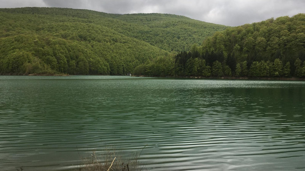 Imagen del embalse de Irabia, ubicado en el corazón de la selva de Irati. JUNTA DEL VALLE DE AEZKOA