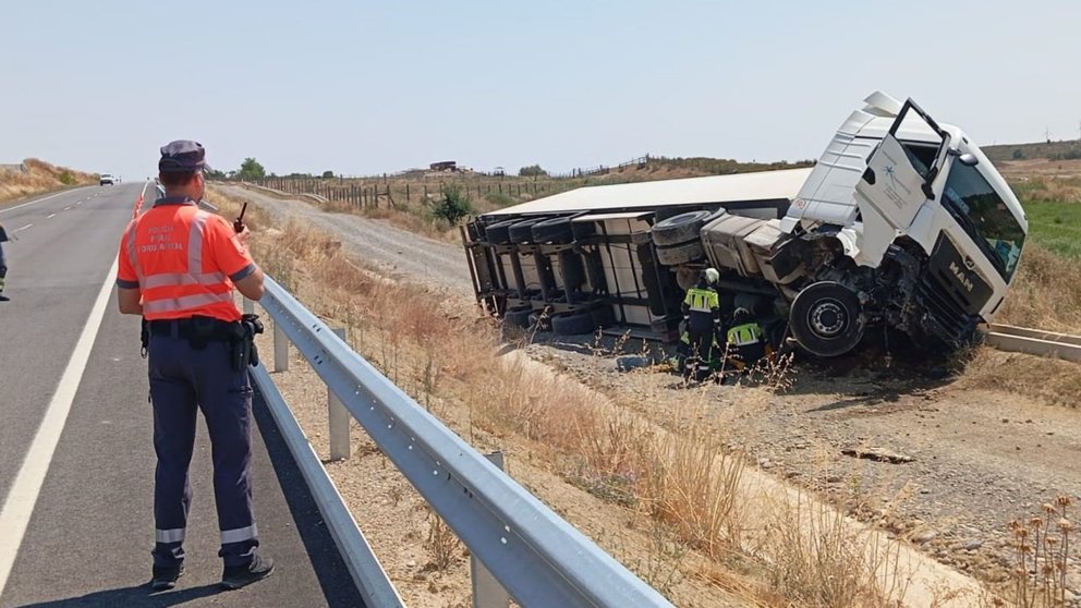 Un camión sufre una salida de vía en Caparroso. POLICÍA FORAL