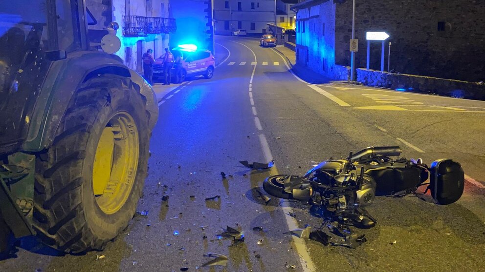 Fotografía de cómo ha quedado la motocicleta en la que viajaba el hombre herido. POLICÍA FORAL