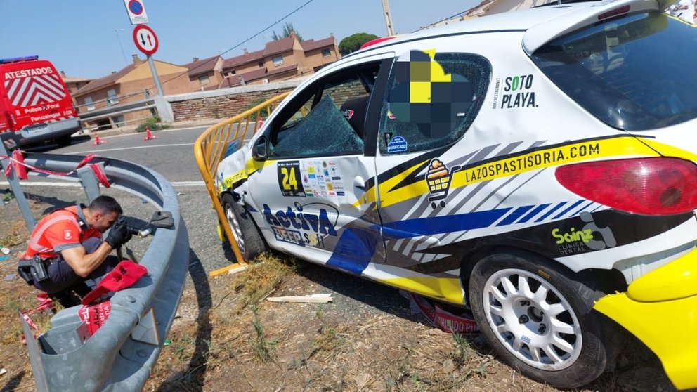 Imagen de cómo ha quedado el coche tras el accidente. POLICÍA FORAL