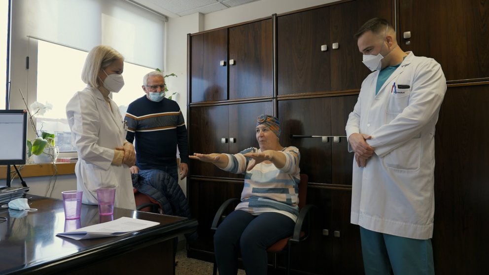 Consulta de Martine Quentin, paciente francesa tratada con HIFU en la Clínica Universidad de Navarra, con los doctores Arantza Gorospe y Lain Hermes. CLÍNICA UNIVERSIDAD DE NAVARRA