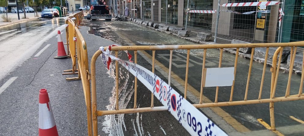 El reventón de la tubería inundó la calle Río Queiles en el barrio de la Milagrosa de Pamplona. POLICÍA MUNICIPAL DE PAMPLONA