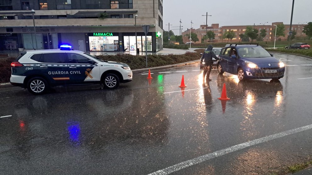 La Plaza valle Aranguren de Mutilva cortada por las lluvias. GUARDIA CIVIL