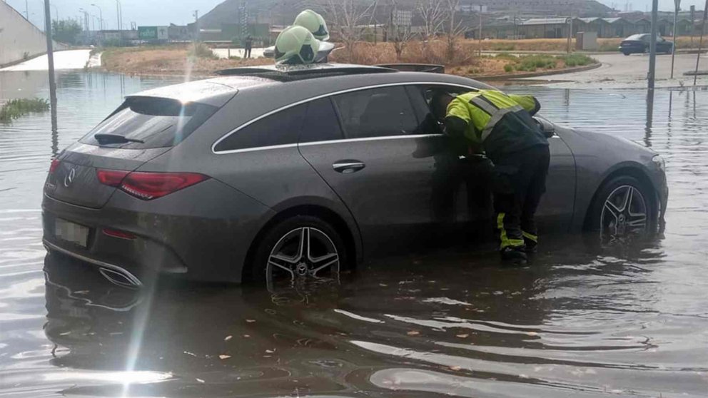 Bomberos de Navarra rescatan a un hombre que cuyo coche había quedado atrapado en una balsa de agua. BOMBEROS DE NAVARRA