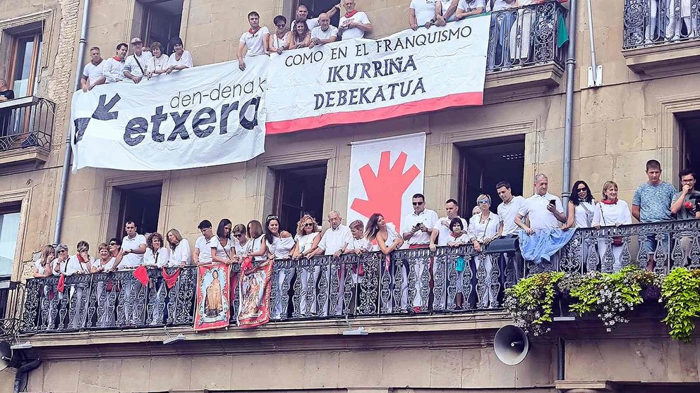 Una pancarta de apoyo a los presos terroristas de ETA dando la nota en el Chupinazo de Tafalla. NAVARRA.COM