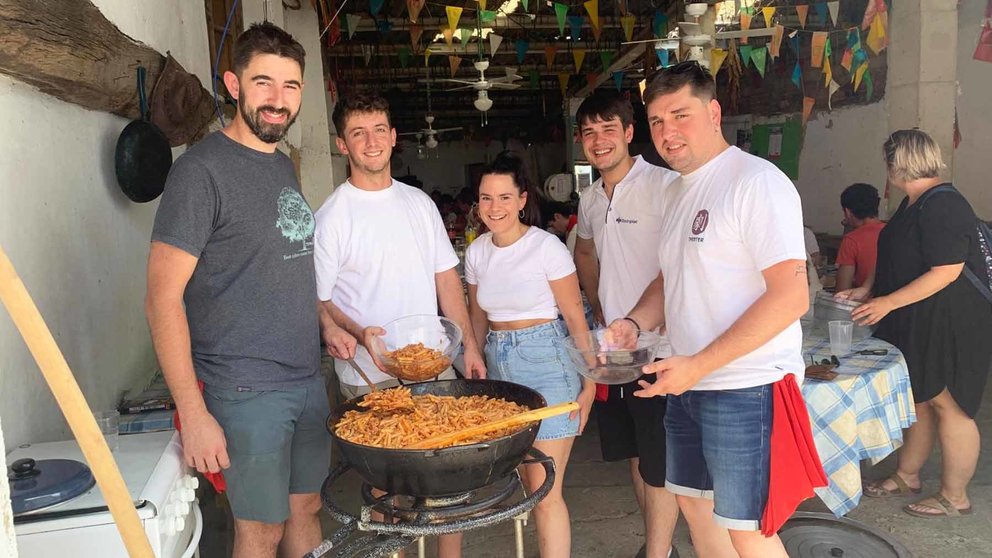 La juventud de Legaria prepara la 'macarronada' en el último día de las fiestas. Navarra.com