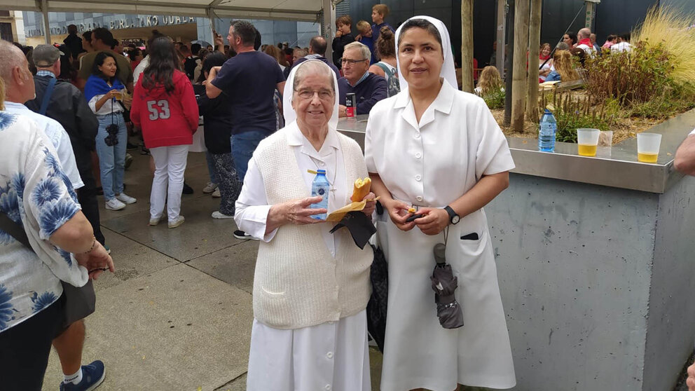 De izq. a dcha., Luisa Lizarraga y Victoria Eugenia, miembros de las hermanas de la caridad de Santa Ana, visitan las fiestas de Burlada por primera vez. NAVARRA.COM