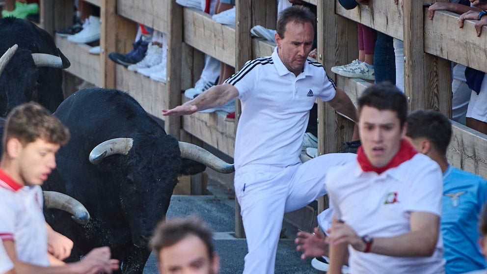 Primer encierro de las fiestas de Tafalla 2024 con toros de la ganadería de Hermanas Azcona en la curva de la Estación. PABLO LASAOSA