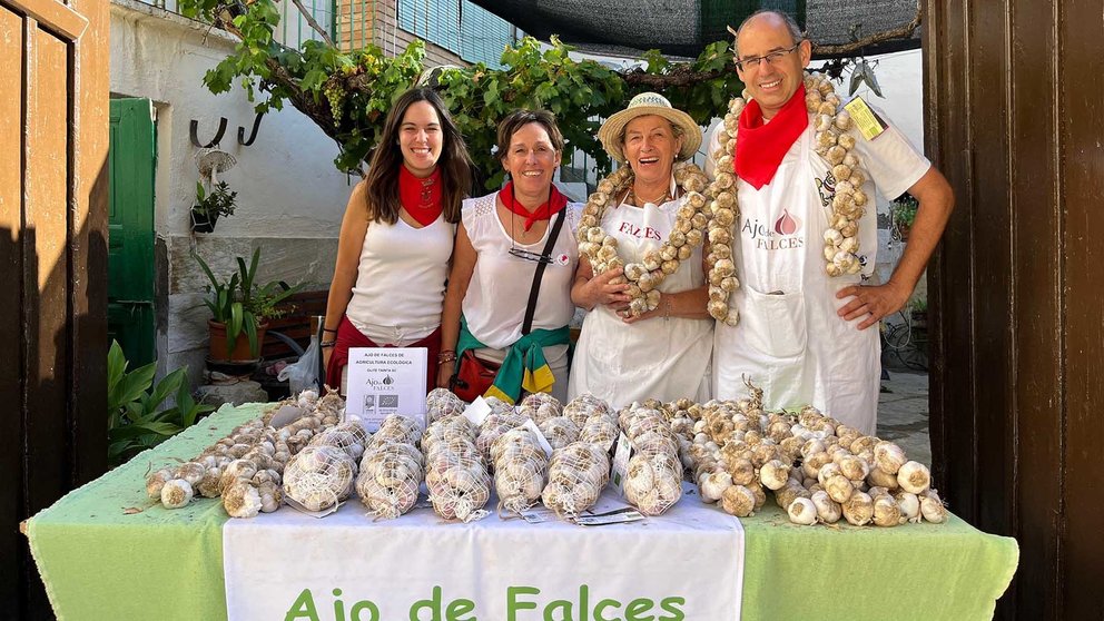 A la derecha, Augusto Olite junto a su familia en su puesto de ajos de Falces durante las fiestas del municipio. NAVARRA.COM