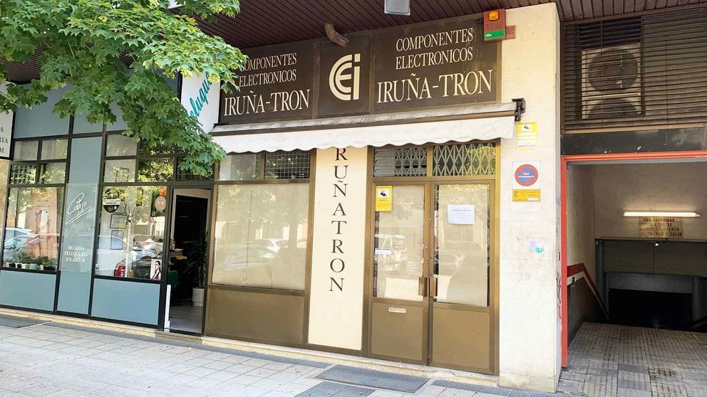 Fachada de la tienda Iruña - Tron en el barrio de Iturrama de Pamplona. Navarra.com