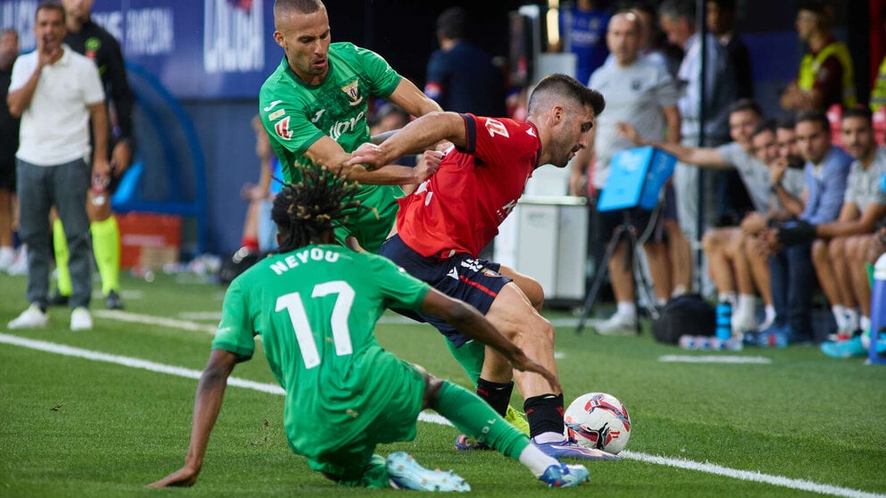 Enric Franquesa (15. CD Leganés), Jesús Areso (12. CA Osasuna) y Yvan Neyou (17. CD Leganés) durante el partido de La Liga EA Sports entre CA Osasuna y CD Leganés disputado en el estadio de El Sadar en Pamplona. IÑIGO ALZUGARAY