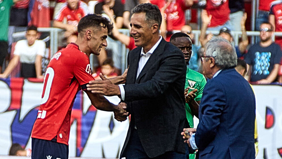 El medallista de oro olímpico Aimar Oroz es homenajeado en los momentos previos al inicio del partido con la presencia de otro oro olímpico navarro Miguel Induráin. IÑIGO ALZUGARAY