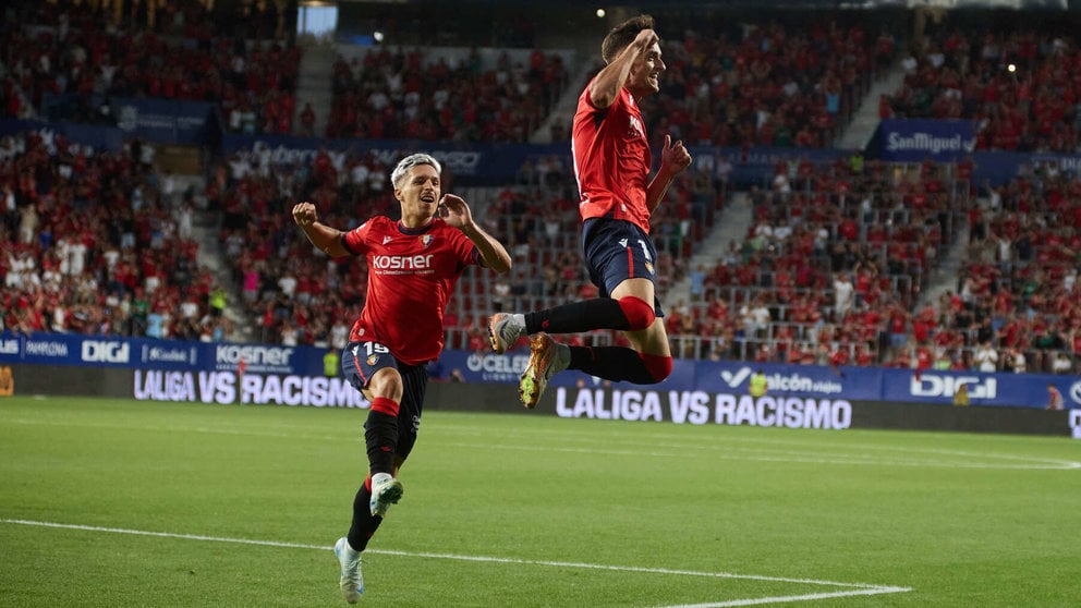 Los jugadores de Osasuna celebran el gol de Aimar Oroz (1-1) durante el partido de La Liga EA Sports entre CA Osasuna y CD Leganés disputado en el estadio de El Sadar en Pamplona. IÑIGO ALZUGARAY