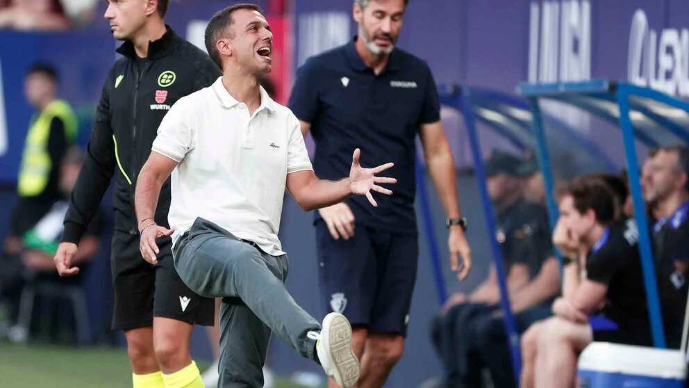 El entrenador del Leganés Borja Jiménez durante el partido de LaLiga entre Osasuna y Leganés, este sábado en el estadio de El Sadar, en Pamplona. EFE/ Jesús Diges