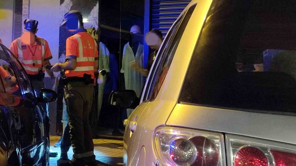 Agentes de la policía Foral comprueban la documentación de un conductor en Pamplona. POLICÍA FORAL