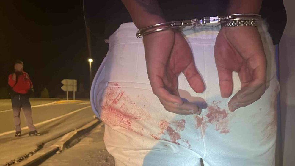 Uno de los detenidos esposado todavía n el lugar de los hechos y con manchas de sangre en su pantalón. POLICÍA FORAL