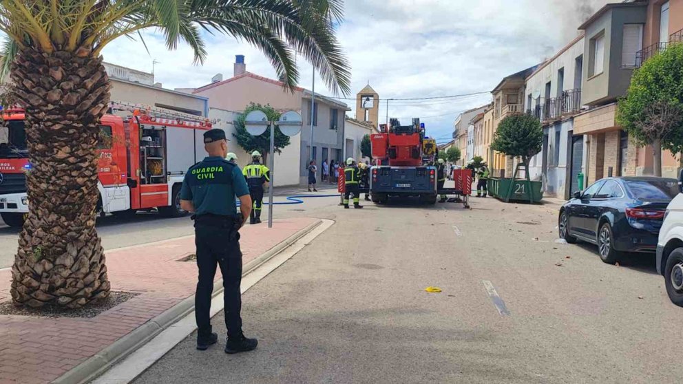 Un agente de la Guardia Civil observa el trabajo de extinción de los bomberos. GUARDIA CIVIL de NAVARRA