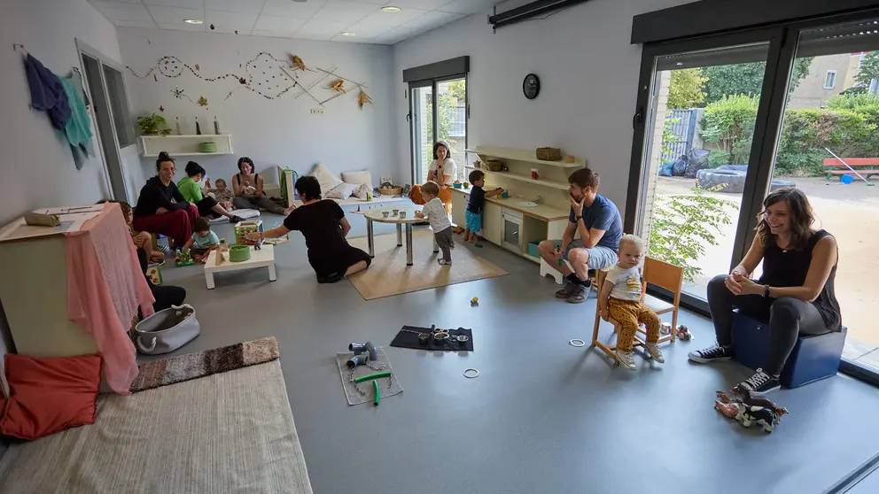 Inicio del curso 2024-25 en la Escuela Infantil Izartegi de Pamplona con la presencia de la concejala delegada de Igualdad, Acción Comunitaria, Barrios, Participación Ciudadana y Euskera, Zaloa Basabe Gutiérrez, el gerente de Escuelas Infantiles, Alfredo Hoyuelos Planillo, y de la directora pedagógica, Inés Zazu Artuch. IÑIGO ALZUGARAY