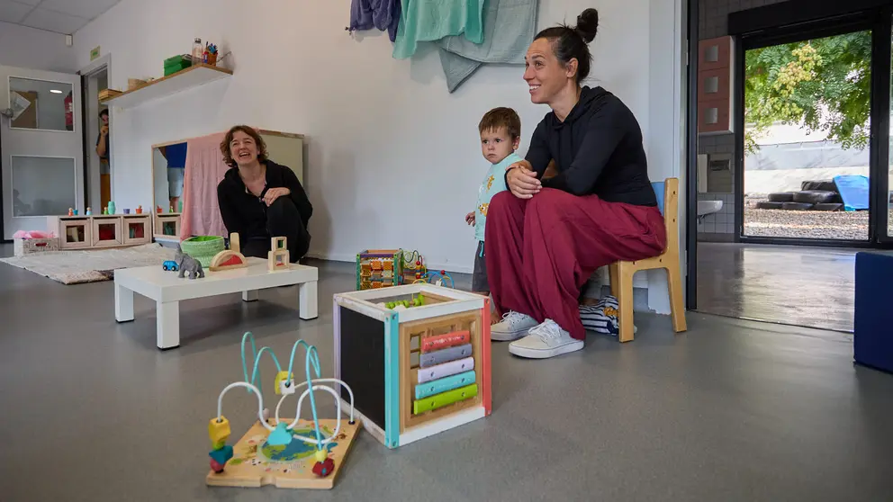 Inicio del curso 2024-25 en la Escuela Infantil Izartegi de Pamplona con la presencia de la concejala delegada de Igualdad, Acci&oacute;n Comunitaria, Barrios, Participaci&oacute;n Ciudadana y Euskera, Zaloa Basabe Guti&eacute;rrez, el gerente de Escuelas Infantiles, Alfredo Hoyuelos Planillo, y de la directora pedag&oacute;gica, In&eacute;s Zazu Artuch. I&Ntilde;IGO ALZUGARAY