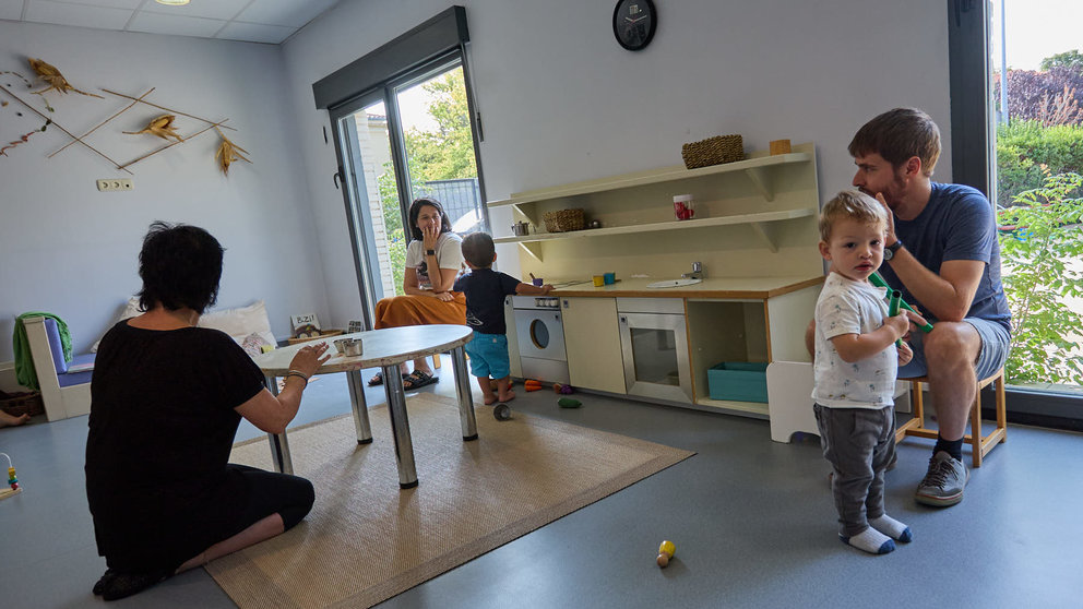 Inicio del curso 2024-25 en la Escuela Infantil Izartegi de Pamplona con la presencia de la concejala delegada de Igualdad, Acción Comunitaria, Barrios, Participación Ciudadana y Euskera, Zaloa Basabe Gutiérrez, el gerente de Escuelas Infantiles, Alfredo Hoyuelos Planillo, y de la directora pedagógica, Inés Zazu Artuch. IÑIGO ALZUGARAY