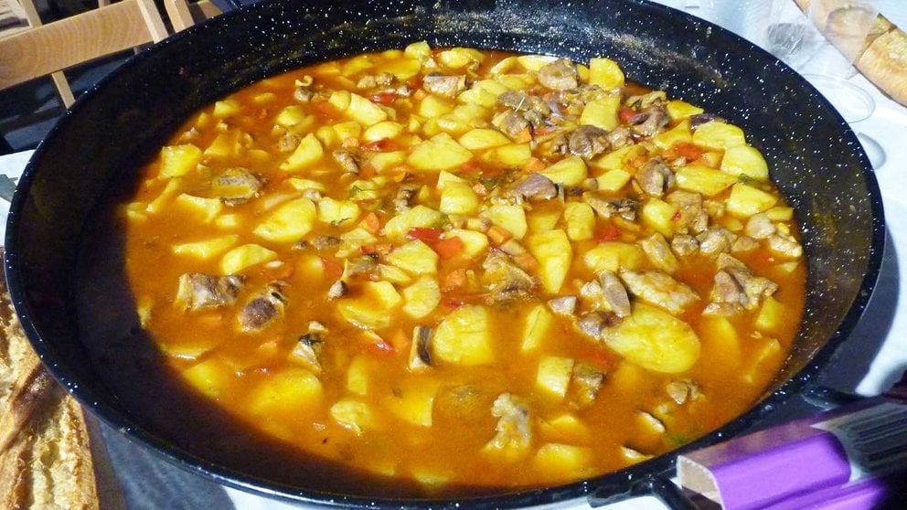 Calderete de carne de ternera con patatas en las fiestas de Murieta. Navarra.com