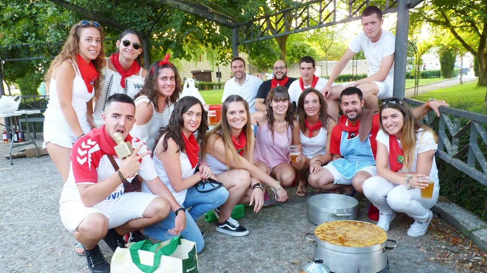 Los jóvenes de Murieta preparan un calderete en fiestas. Navarra.com