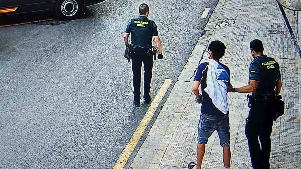 Momento de la detención del marroquí a cargo de la Guardia Civil. GUARDIA CIVIL D NAVARRA