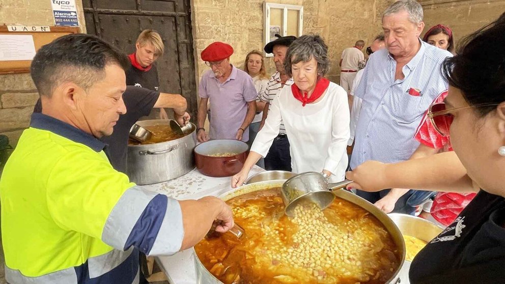 Reparto de pochas en Sesma durante las fiestas patronales. Ayuntamiento de Sesma.