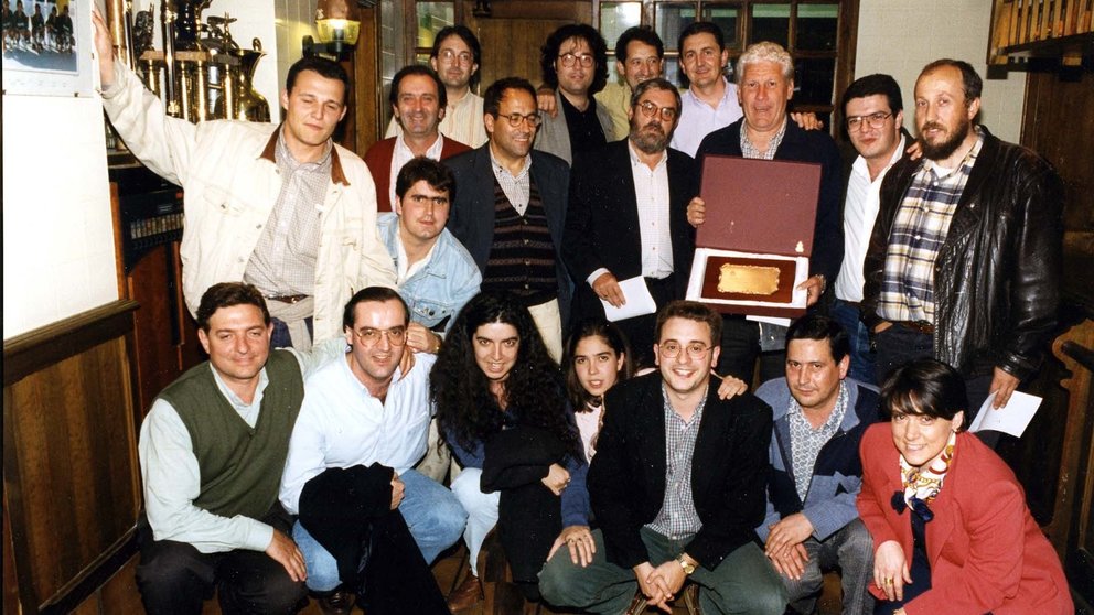 Paquito sostiene la placa en el homenaje de la prensa de Pamplona en mayo de 1996. Cedida.