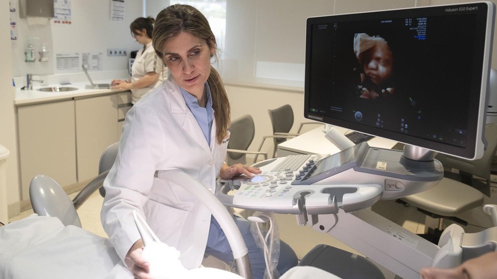 La Dra. Laura Muñoz, durante una consulta de Ginecología y Obstetricia en la Clínica Universidad de Navarra. CLÍNICA UNIVERSIDAD DE NAVARRA