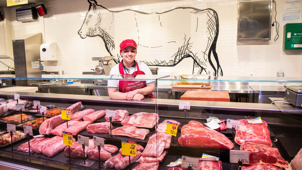 Mariela, beneficiaria del programa Incorpora, trabaja en un supermercado Carrefour de Madrid. Máximo García. Fundación la Caixa