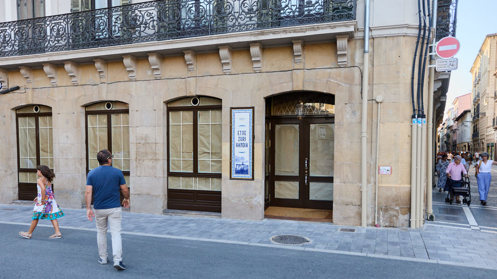 Etxe Zuri Handia, el nuevo establecimiento del Panadero de Eugui, en la Plaza de San Francisco de Pamplona. IÑIGO ALZUGARAY