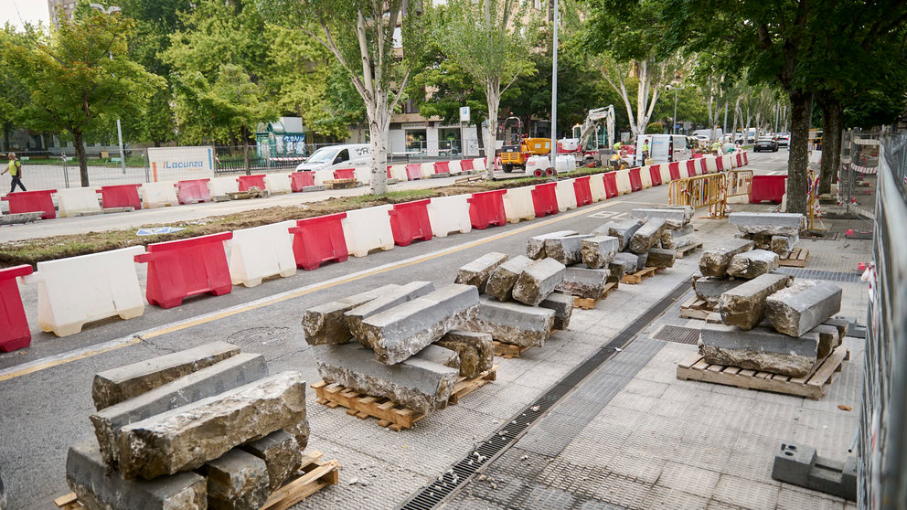 Obras en la Calle Iturrama y en la calle Esquiroz para adecuar las aceras y reasfaltar. PABLO LASAOSA