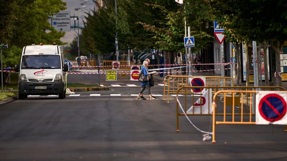 Imagen de archivo de obras en la Calle Iturrama y en la calle Esquiroz para adecuar las aceras y reasfaltar. PABLO LASAOSA