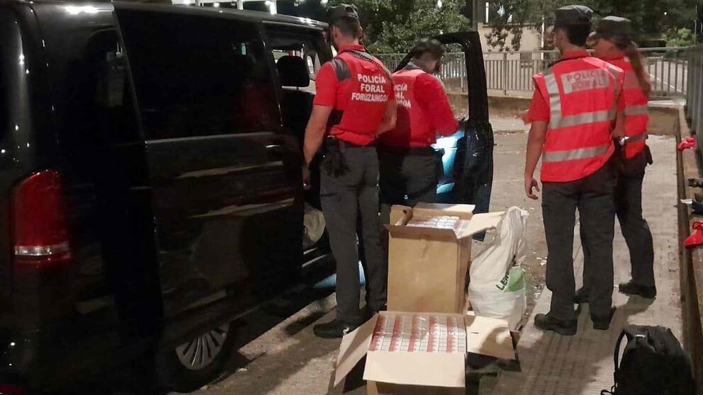 Agentes de la Policía Foral durante la incautación del tabaco de contrabando. POLICÍA FORAL