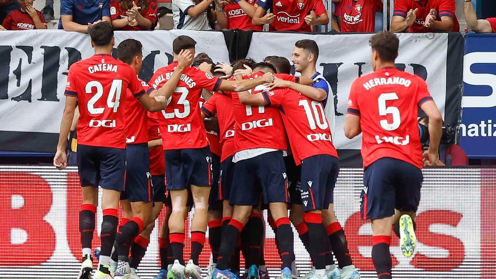 Los jugadores del Osasuna celebran el gol marcado por su compañero Rubén García ante el Mallorca durante el partido de la segunda jornada de Liga de Primera División disputado este sábado en el estadio de El Sadar. EFE/Villar López