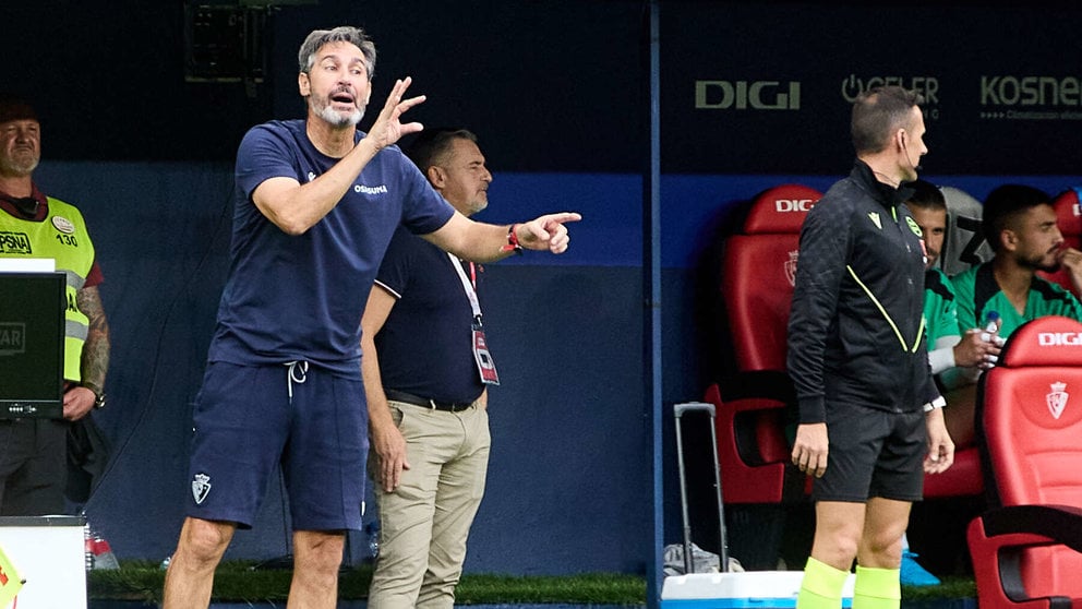 Vicente Moreno (entrenador CA Osasuna) durante el partido de La Liga EA Sports entre CA Osasuna y RCD Mallorca disputado en el estadio de El Sadar en Pamplona. IÑIGO ALZUGARAY