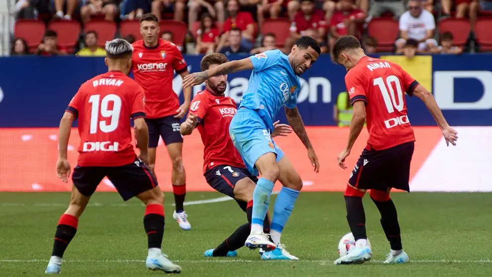 Bryan Zaragoza (19. CA Osasuna), Jon Moncayola (7. CA Osasuna), Omar Mascarell (5. RCD Mallorca) y Aimar Oroz (10. CA Osasuna) durante el partido de La Liga EA Sports entre CA Osasuna y RCD Mallorca disputado en el estadio de El Sadar en Pamplona. IÑIGO ALZUGARAY