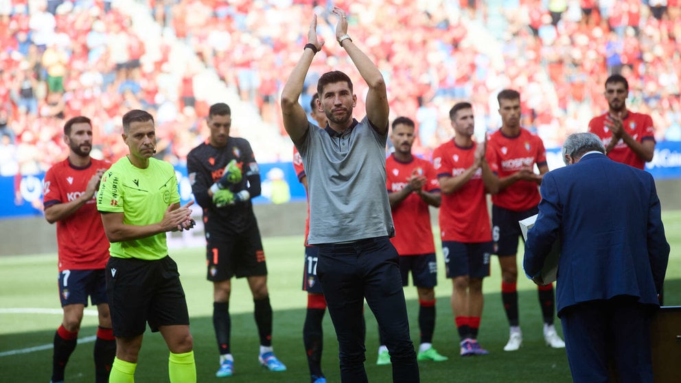 Homenaje a David Garcia por su marcha del equipo después de 305 partidos en los prolegomenos el partido de La Liga EA Sports entre CA Osasuna y RCD Mallorca disputado en el estadio de El Sadar en Pamplona. IÑIGO ALZUGARAY