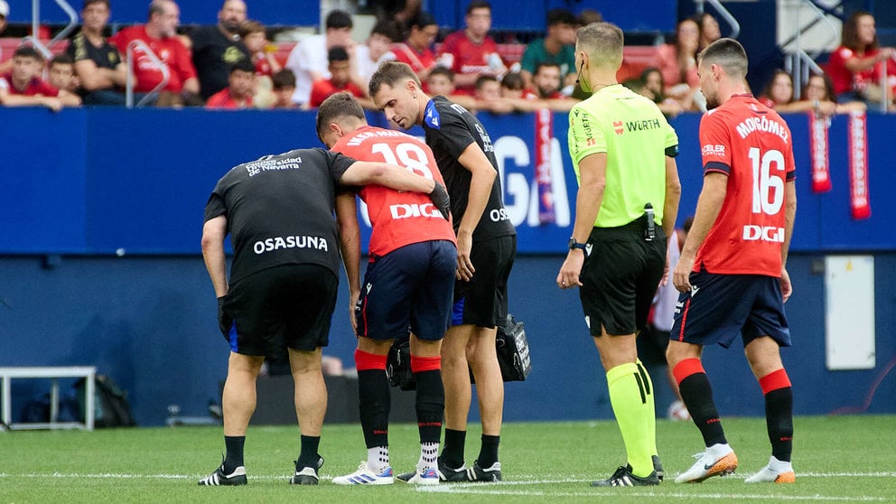 Iker Muñoz (18. CA Osasuna) durante el partido de La Liga EA Sports entre CA Osasuna y RCD Mallorca disputado en el estadio de El Sadar en Pamplona. IÑIGO ALZUGARAY