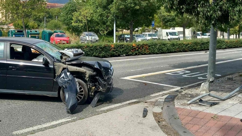 El coche chocó frontalmente contra la farola. POLICÍA MUNICIPAL DE PAMPLONA