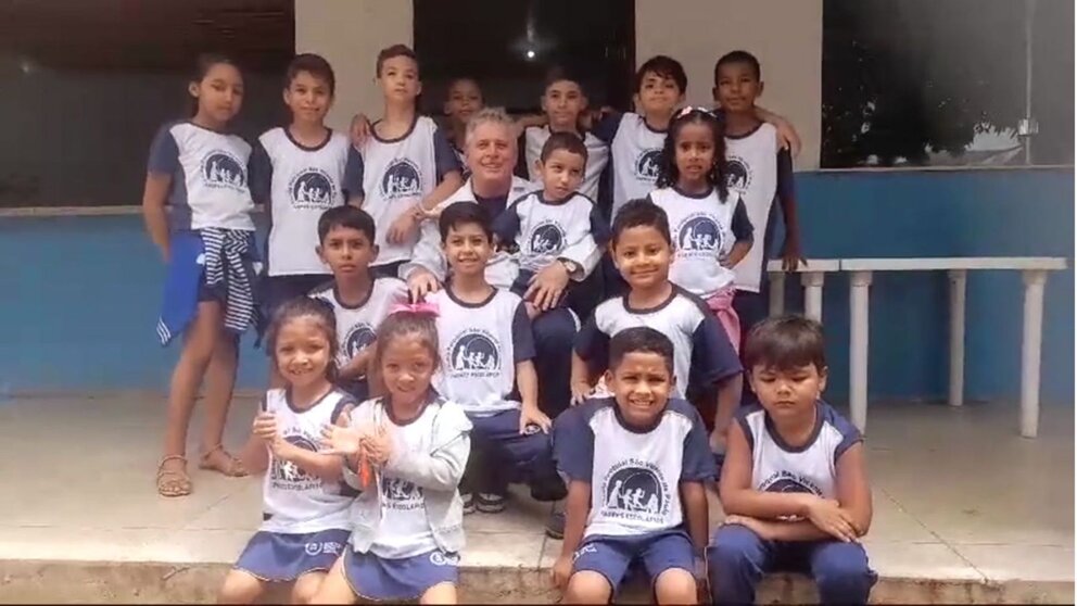 El misionero José Carlos Fernández junto a alumnos del centro educativo que dirige en Brasil. CEDIDA