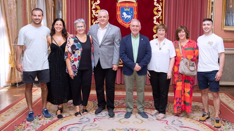 El pelotari olímpico Joaquín Arbeloa Álvarez y el investigador José Mª Echeverría Larrea reciben la Insignia de Oro de la Federación Navarra de Pelota Vasca. AYUNTAMIENTO DE PAMPLONA