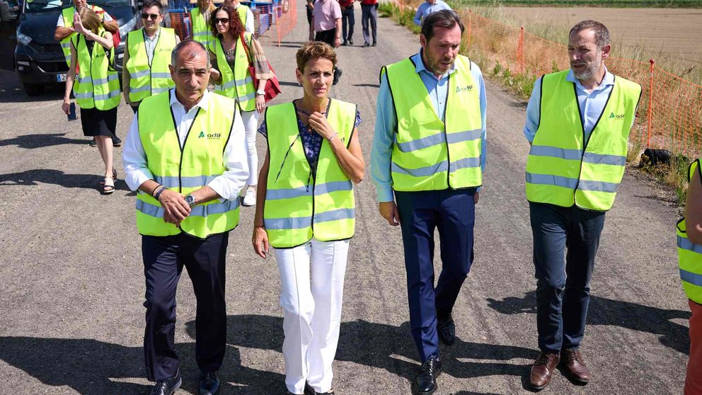 El ministro Óscar Puente junto a la presidenta María Chivite y el consejero Óscar Chivite en una visita a las obras del AVE en Navarra. GOBIERNO DE NAVARRA