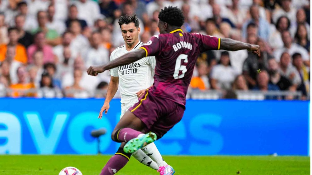 Boyomo golpea el balón en presencia del Brahim Díaz en el partido de Liga entre el Real Madrid y el Valladolid en el Santiago Bernabéu. EUROPAPRESS