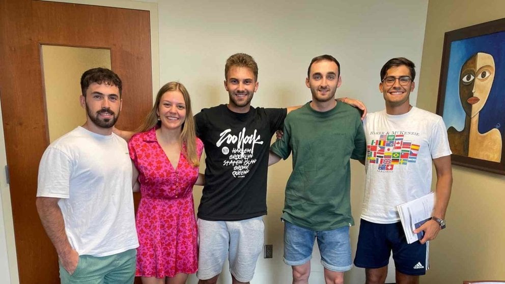 Ivan Martinez de Morentin Larumbe, Sofia Aparicio Latorre, Gonzalo Gil, Jose Ignacio Vidaurre Porras y Gonzalo Iribarren Mateos posan juntos en su primera semana en Alabama. CEDIDA