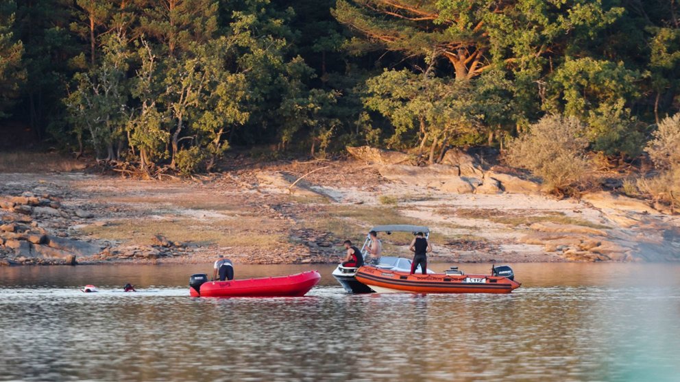 Los bomberos de Soria realizando labores de búsqueda de un varón que ha desaparecido hoy martes en el embalse de la Cuerda del Pozo tras sumergirse en el pantano junto al embarcadero de Playa Pita. EFE/Wifredo García.