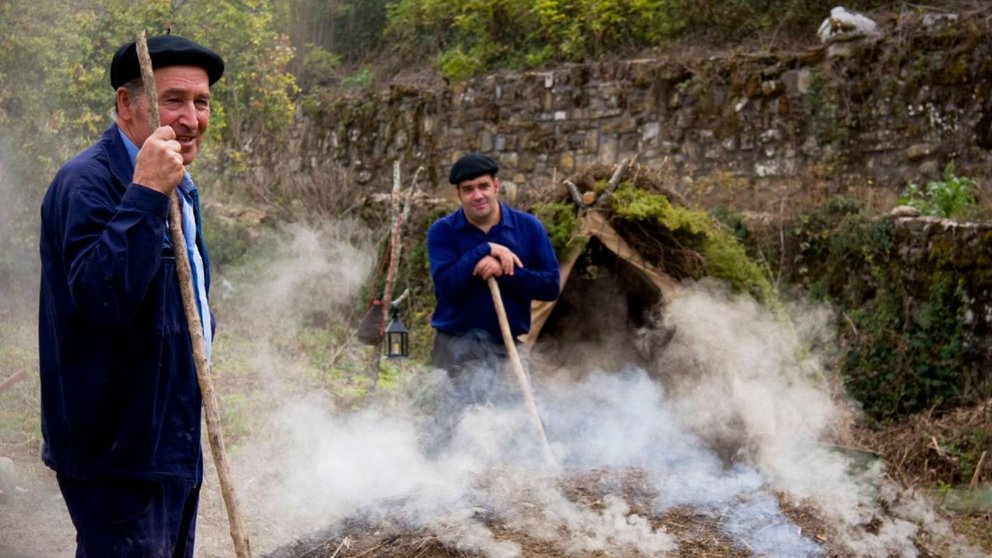 Recreación de los carboneros en el Orhipean. PATXI URIZ / TURISMO DE NAVARRA