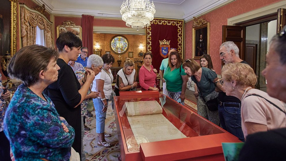 Imagen de archivo de una visita al Ayuntamiento de Pamplona. AYUNTAMIENTO DE PAMPLONA