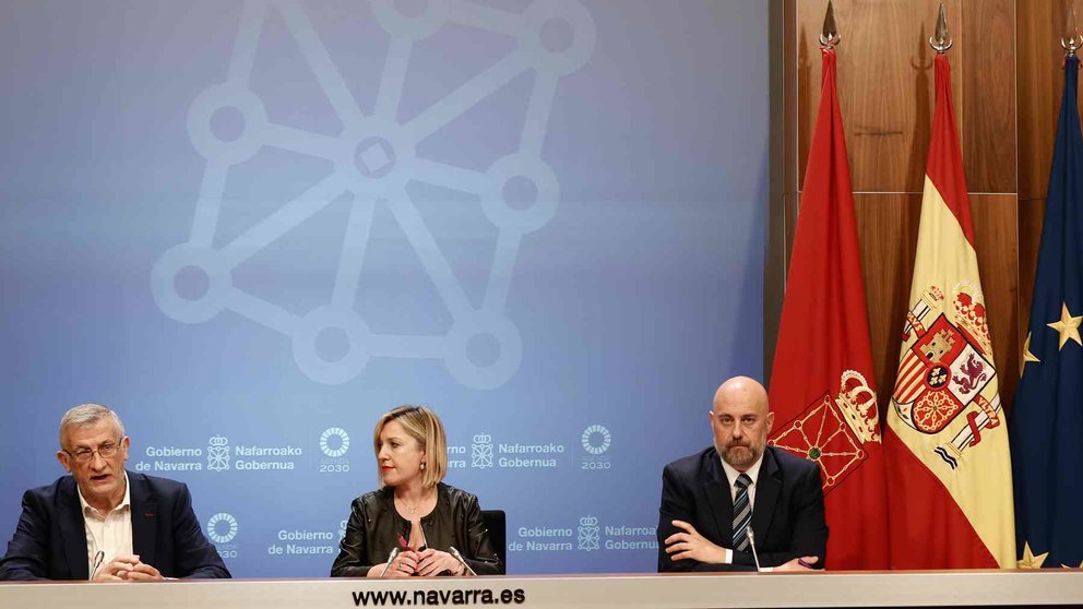 Félix Taberna, Amparo López y José Luis Arasti en una rueda de prensa en el Palacio de Navarra.  EFE/ Jesús Diges